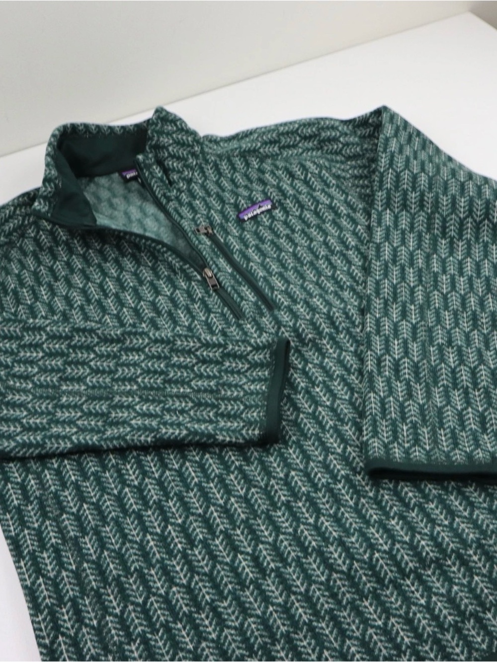 Patagonia Men’s Green and Cream Zip-Up Patterned Sweater